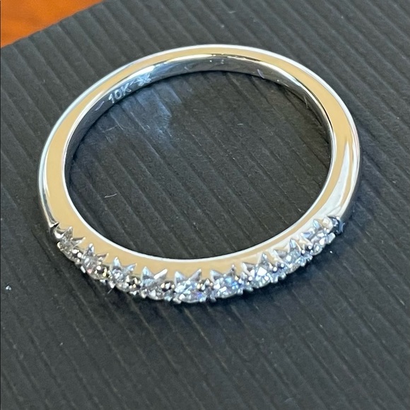 10k White Gold 1/4ct diamond band - Picture 4 of 6
